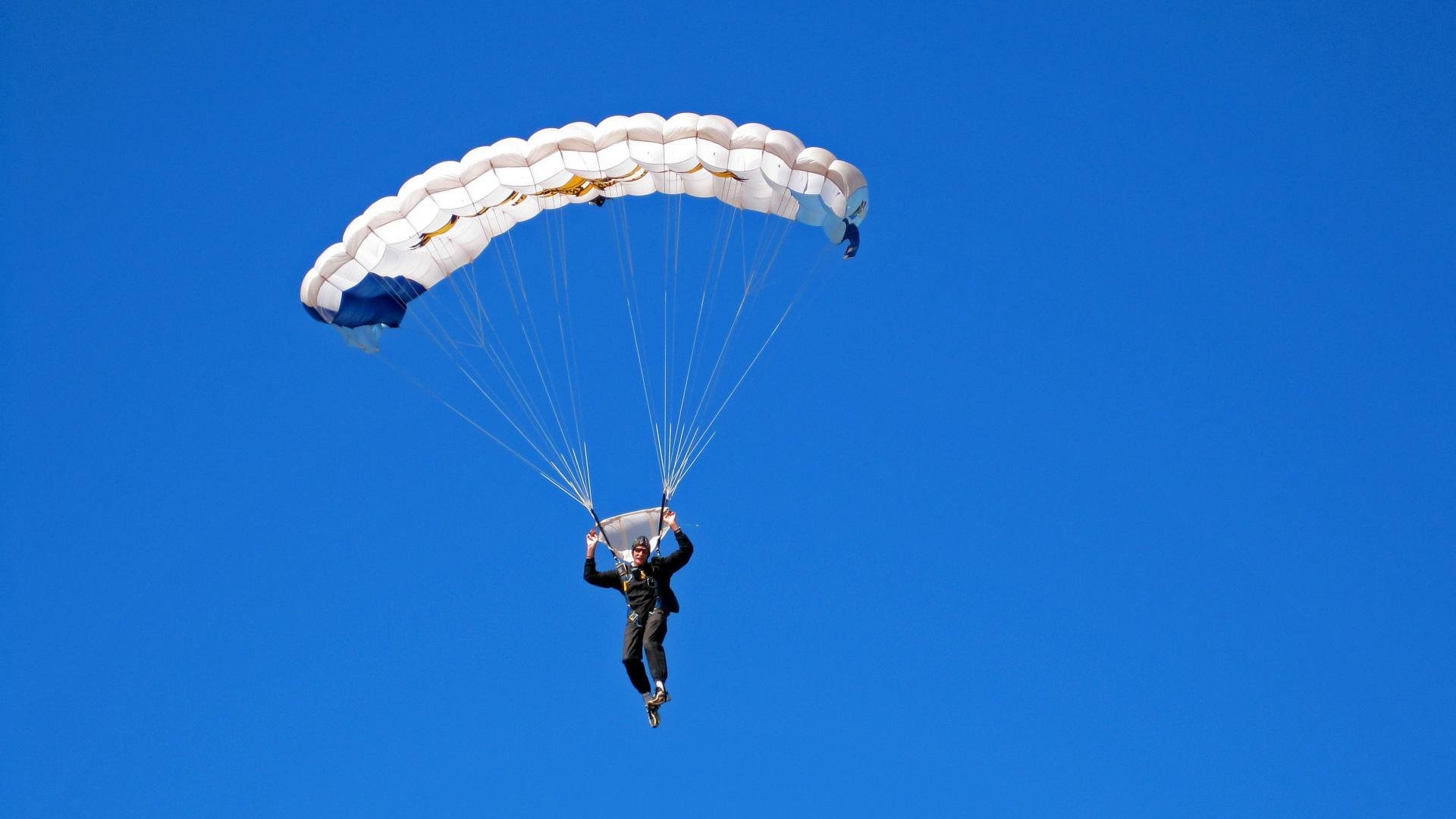 特色足球文化演出在全国巡展，弘扬体育精神和地方文化，足球特色学校文化